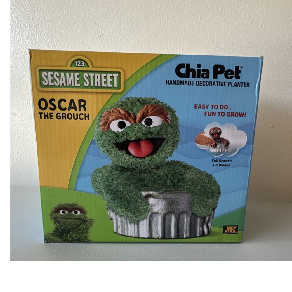 Chia Pet Sesame Street Oscar the Grouch Small Clay Planter Kit Boxed